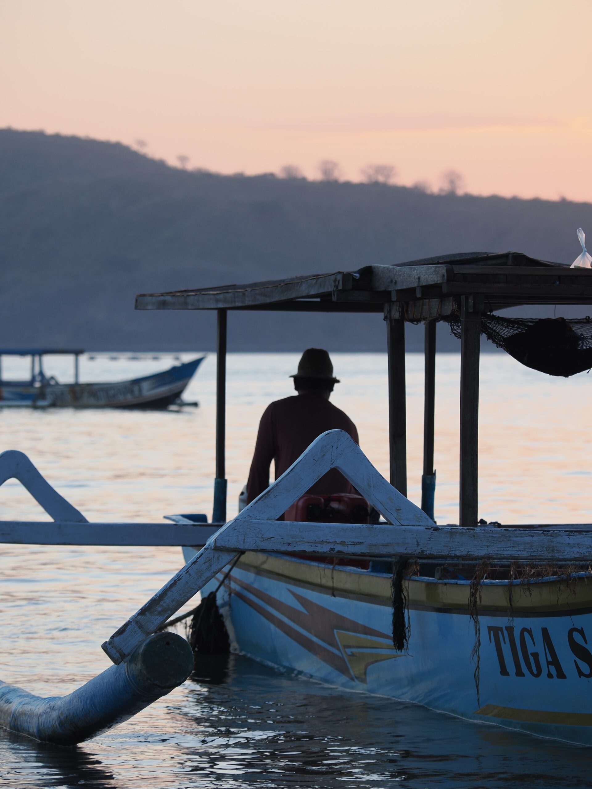 preparing-boat-for-surfing-lombok.jpg